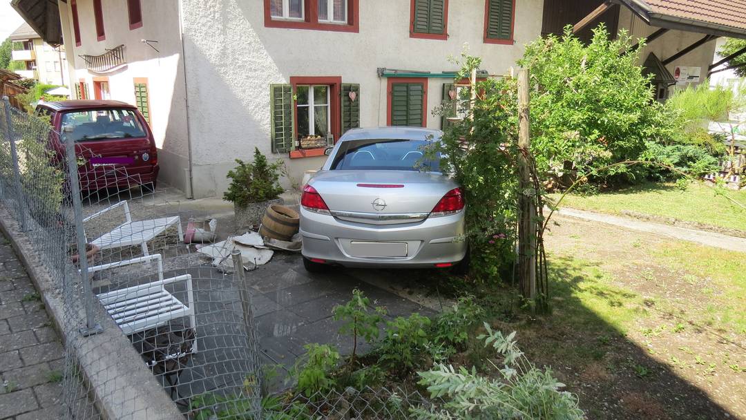 Statt Auf Parkplatz Landet 58 Jahrige Zurcherin Mit Ihrem Auto Im Vorgarten Blaulicht Aargauer Zeitung