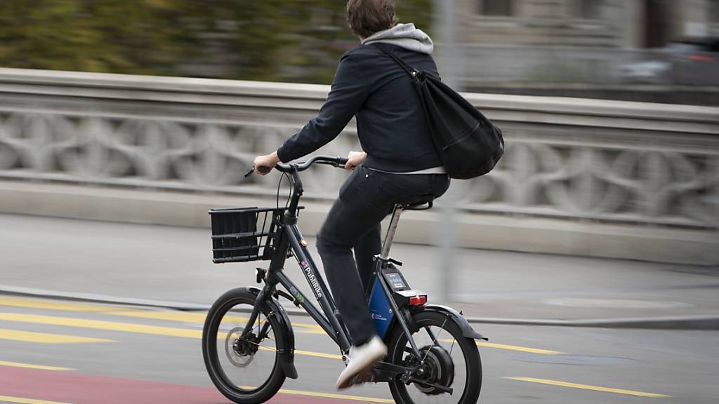 Der Vorschlag des Bundesrates, das Mindestalter für das Führen von langsamen E-Bikes auf 12 Jahre zu senken, ist in der Vernehmlassung auf ein geteiltes Echo gestossen. (Archivbild)