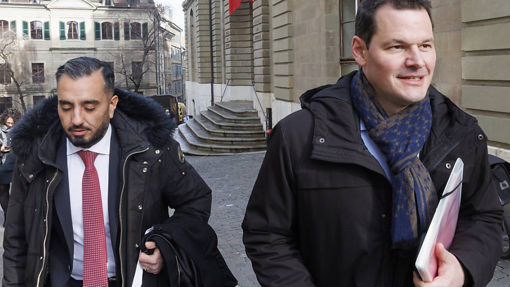 Pierre Maudet (rechts) mit seinem Anwalt Yama Sangin (links) vor dem Polizeigericht in Genf.