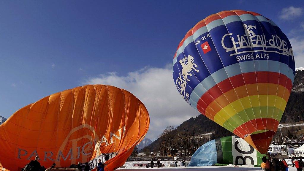 Das nächste Heissluftballonfestival von Châteaux d'Oex in den Waadtländer Alpen soll wegen Corona erst wieder im Januar 2022 stattfinden. (Archivbild)