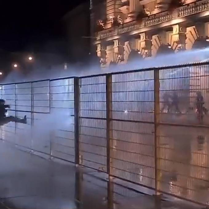 Wasserwerfer gegen Massnahmen-Gegner vor Bundeshaus