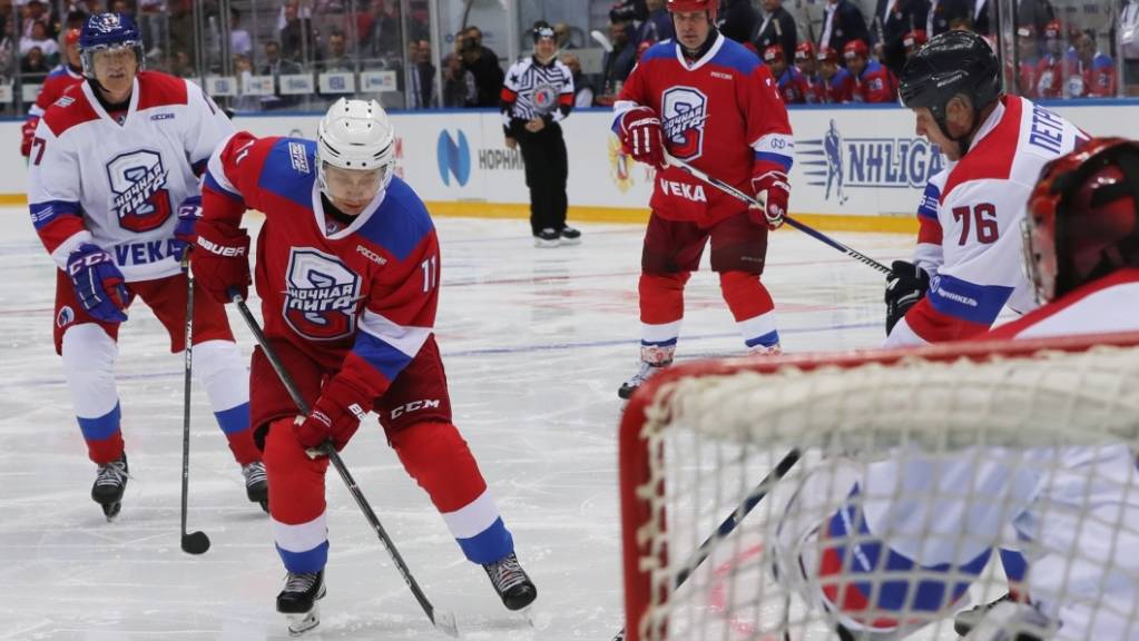 Eines von mehreren Toren: Wladimir Putin brillierte als Eishockey-Spieler