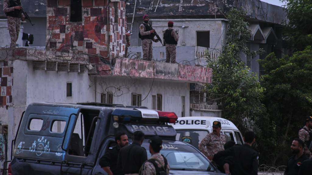 In der pakistanischen Hafenstadt Karachi wurden am Samstag drei Sicherheitskräfte getötet. Foto: Ali Raza/AP/dpa
