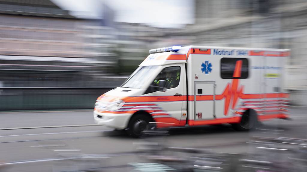 Die Ambulanz fuhr die schwer verletzte Frau ins Spital. (Symbolbild)
