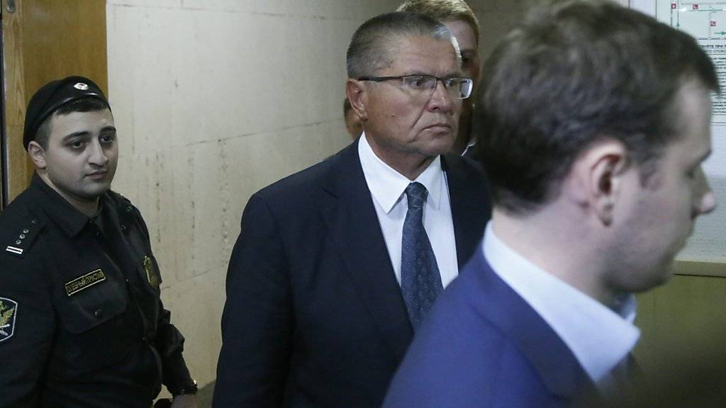 Der russische Wirtschaftsminister bei der Ankunft im Gericht in Moskau:  Alexej Uljukajew wurde wegen Korruptionsverdacht festgenommen und unter Hausarrest gestellt.