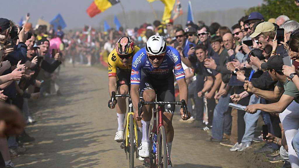 Paris - Roubaix  gilt als die Königin der Klassiker. Mathieu van der Poel (vorne) strebt im Pavé-Klassiker seinen dritten Sieg in Folge an