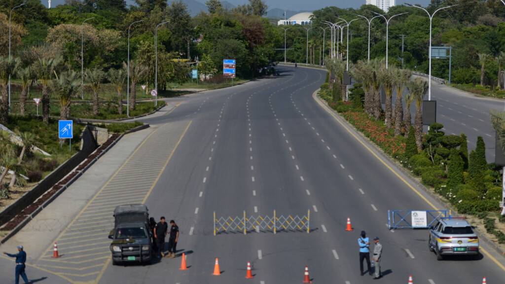Polizeibeamte stehen Wache an einem Kontrollpunkt in Islamabad, um die Sicherheit vor einer möglichen zweiten Runde der US-Iran-Gespräche zu gewährleisten. Foto: M.A. Sheikh/AP/dpa