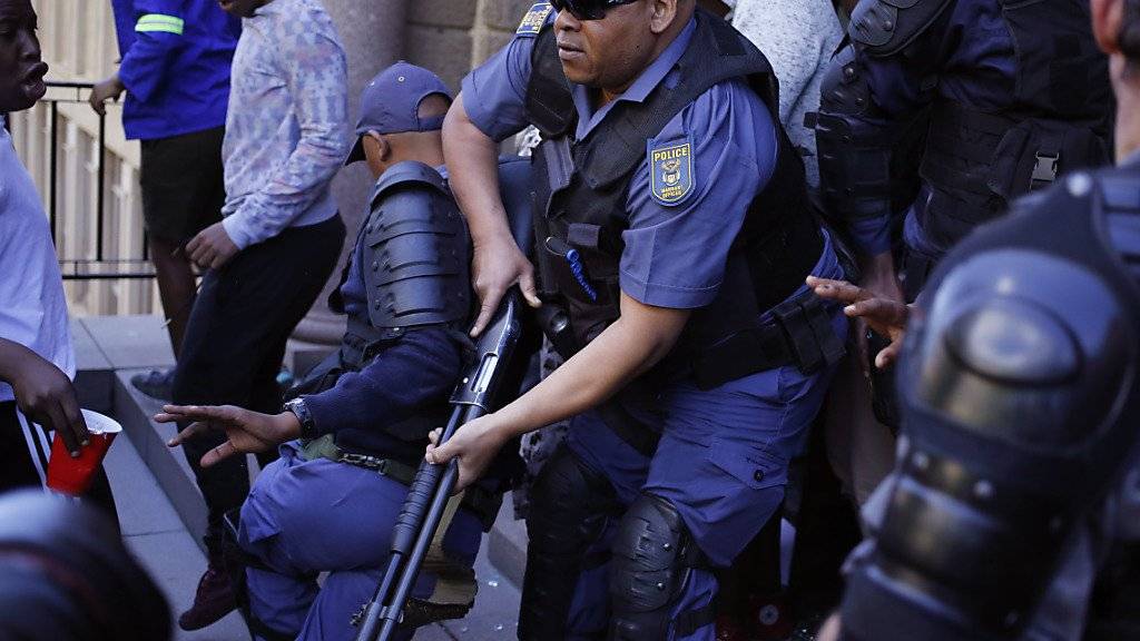 Südafrikanische Polizisten haben seit 2014 mehr als 2000 Dienstwaffen verloren. (Archiv)