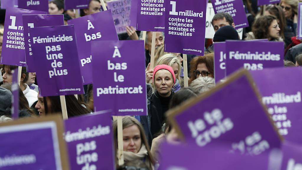 Frauen protestieren in Paris gegen häusliche und sexuelle Gewalt. Sie wollen der Regierung von Präsident Macron Dampf machen.