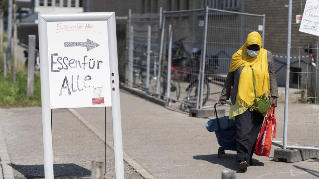 Trotz hohem durchschnittlichem Lebensstandard und hoher Lebenszufriedenheit ist in der Schweiz jede zwölfte Person arm. Im Bild die Lebensmittelausgabe der Pfarrer Sieber Stiftung in den Zürcher Manegg-Hallen (Symbolbild).