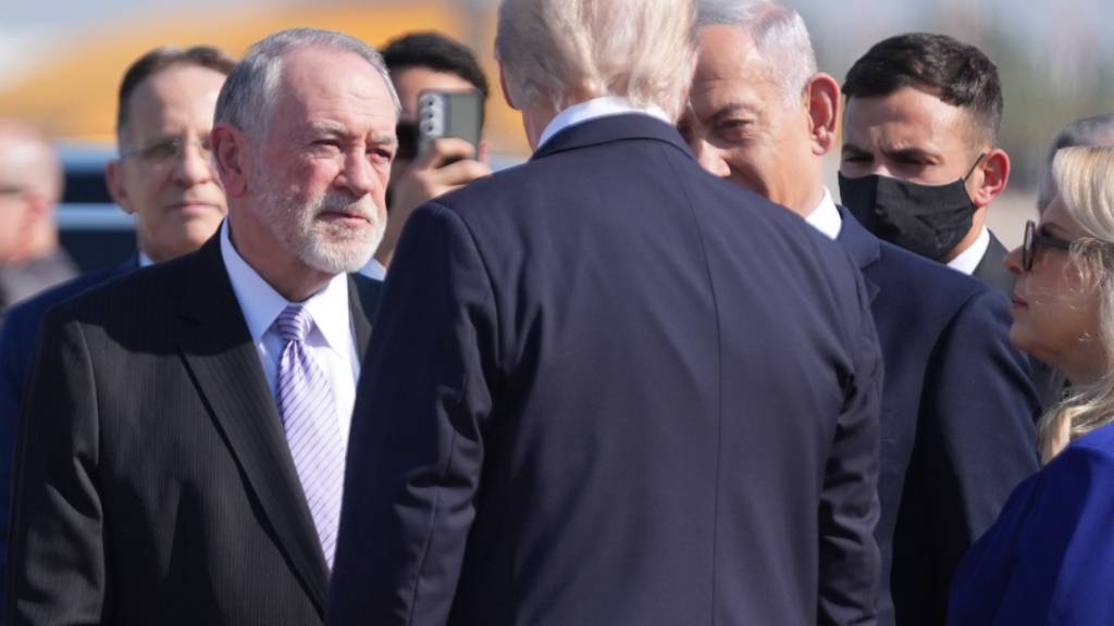 ARCHIV - US-Präsident Donald Trump (M) spricht mit dem US-Botschafter in Israel, Mike Huckabee (l), und dem israelischen Ministerpräsidenten Benjamin Netanjahu (Archivbild). Foto: Evan Vucci/AP/dpa