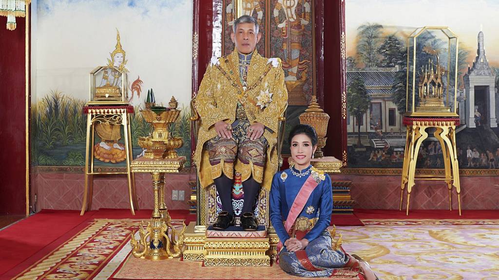 König Maha Vajiralongkorn von Thailand sitz auf seinem Thron, während neben ihm Sineenat Wongvajirapakdi kniet. Vajiralongkorn hat seiner im vergangenen Herbst verstossenen offiziellen Geliebten alle königlichen und militärischen Titel wiederverliehen.