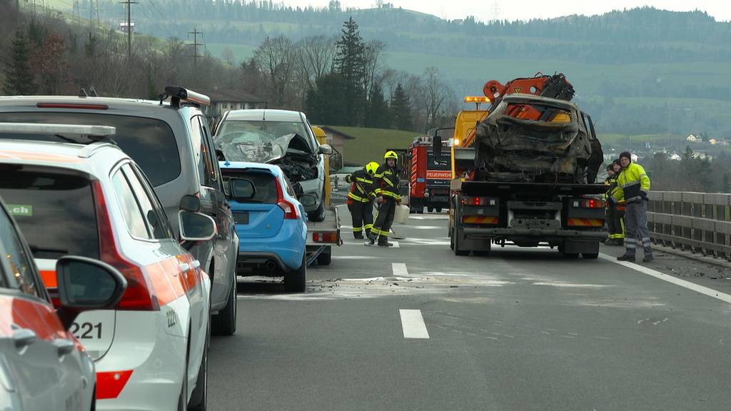 Schwerer Unfall auf A4 fordert sechs Verletzte