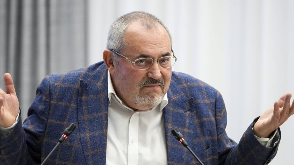 ARCHIV - Boris Nadeschdin, ein liberaler russischer Politiker, der versucht hatte, bei den Präsidentschaftswahlen zu kandidieren, gestikuliert während einer Sitzung der Zentralen Wahlkommission Russlands. Foto: Alexander Zemlianichenko/AP/dpa
