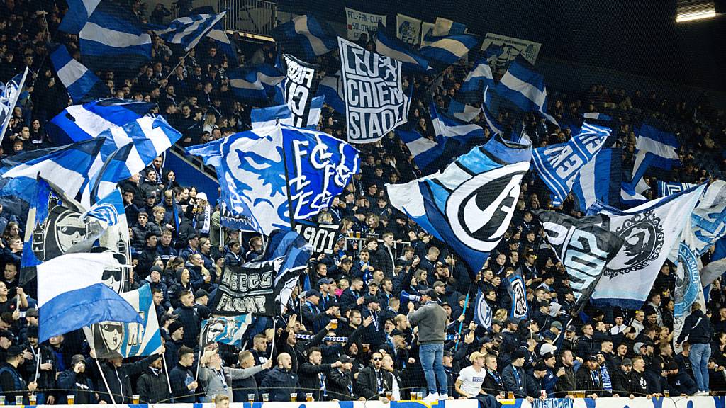 Fans des FC Luzern unterstützen ihr Team von der Gegentribüne im Meisterschaftsspiel zwischen dem FCL und Yverdon am 26. Oktober in der Swissporarena.