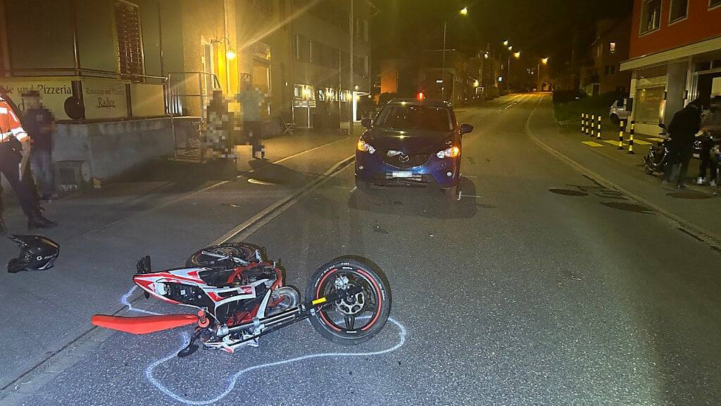 Bei mehreren Verkehrsunfällen im Kanton St. Gallen sind am Samstag vier junge Erwachsene verletzt worden. Hier auf dem Bild das Motorrad eines 16-Jährigen, der in Gommiswald frontal in ein Auto knallte.