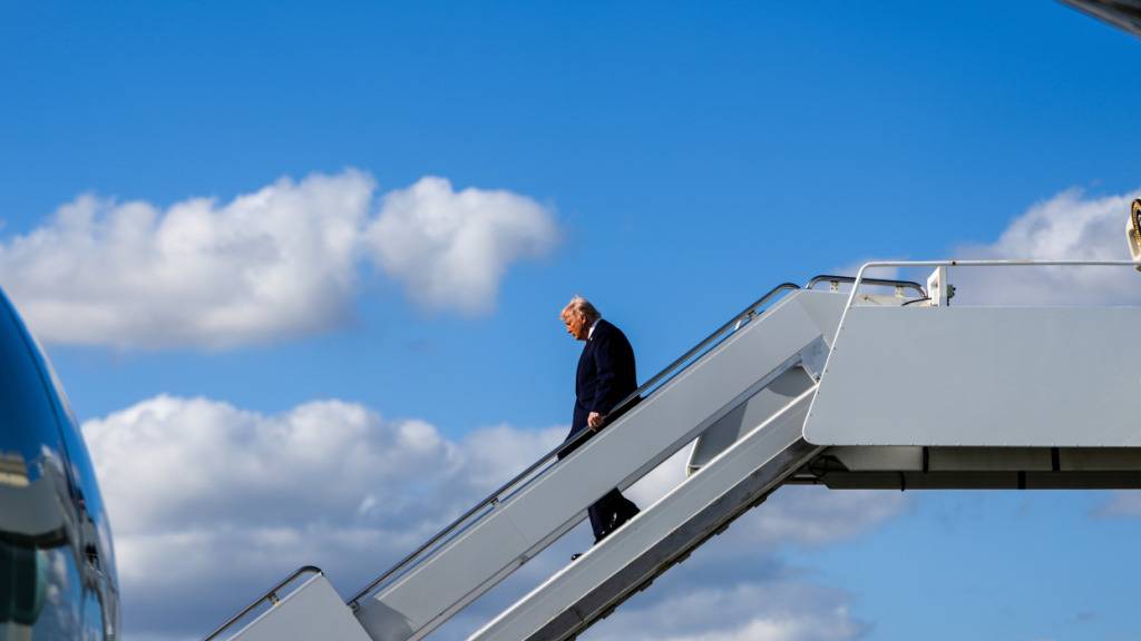 dpatopbilder - US-Präsident Donald Trump steigt aus der Air Force One aus. Foto: Julia Demaree Nikhinson/AP/dpa