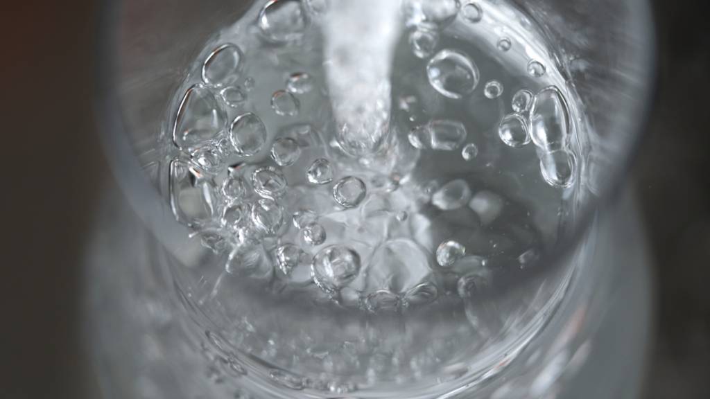 Das Trinkwasser aus dem Grundwasserpumpkraftwerk Tierfed in Glarus weist keinen zu hohen PFOA-Wert auf. (Symbolbild)