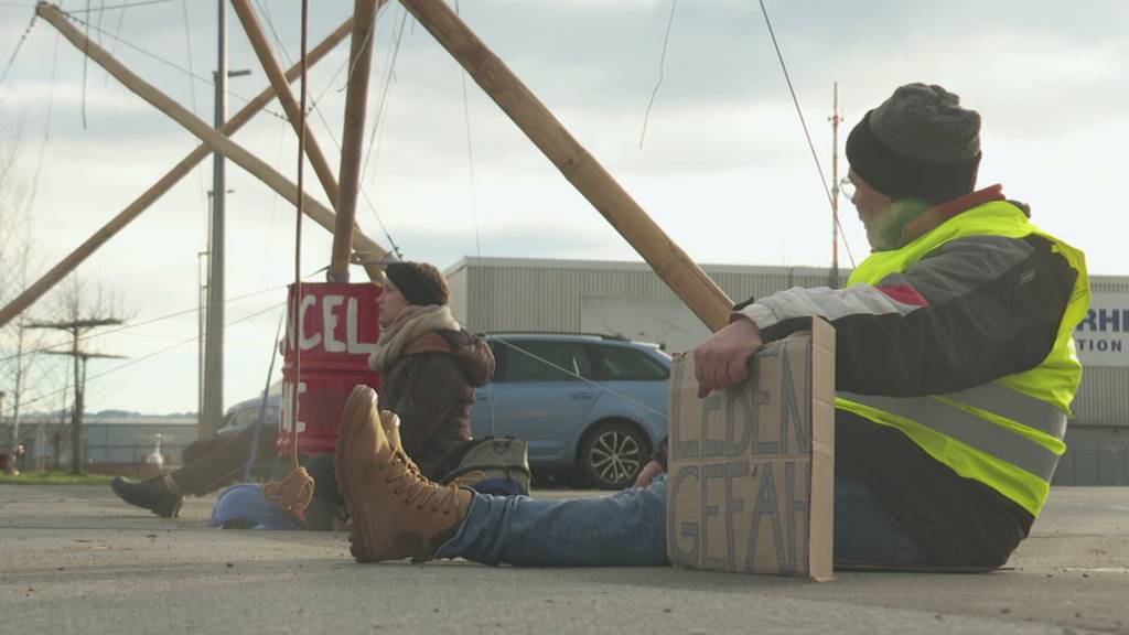 Klima-Aktivisten protestieren zu WEF-Auftakt und besetzen Vorplatz des Flugplatzes Altenhrein