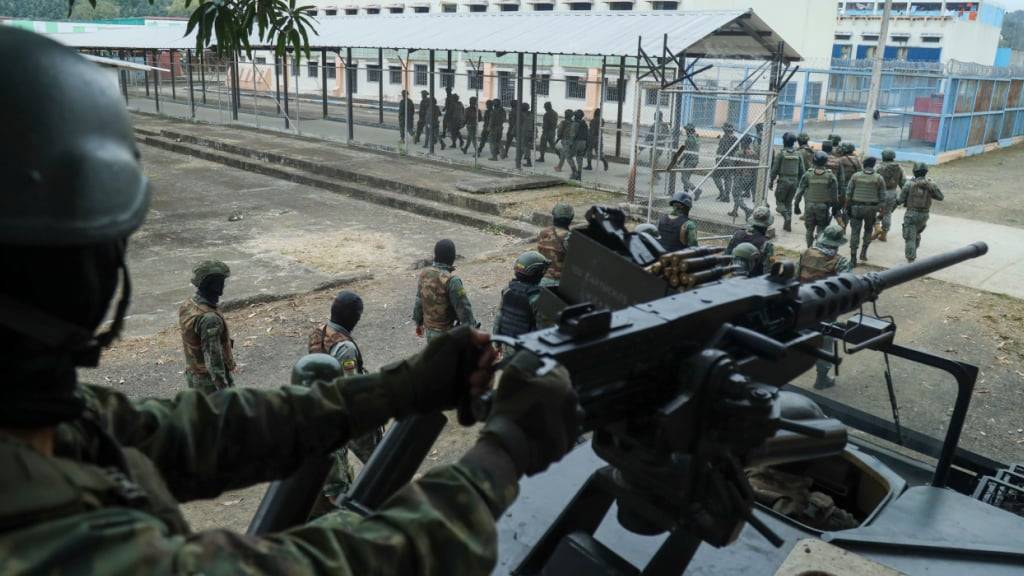 ARCHIV - Soldaten betreten ein Gefängnis in Ecuador. Foto: Cesar Munoz/AP/dpa/Archiv
