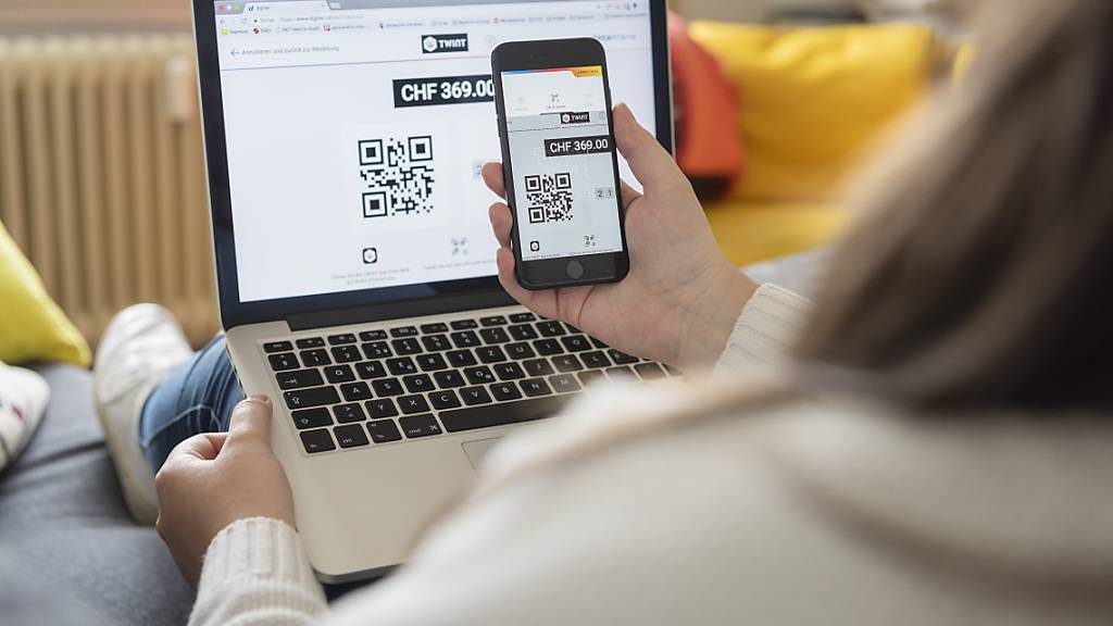 Nutzerinnen und Nutzer der Bezahl-App Twint können demnächst bei bestimmten Händlern die Funktion «Später bezahlen» anwenden. Damit ist es möglich, Einkäufe erst in 30 Tagen zu bezahlen.(Symbolbild)