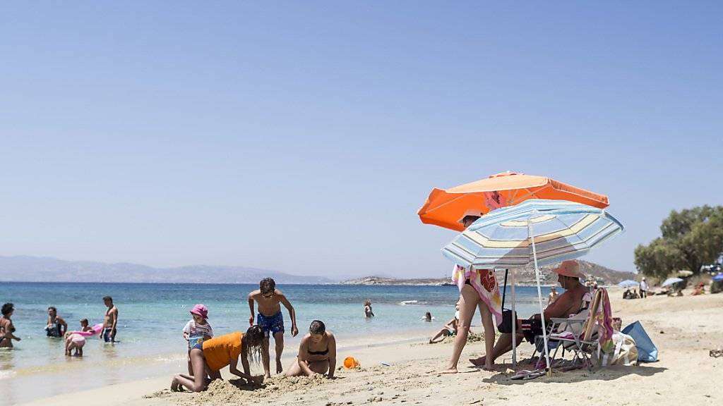 Ab an den Strand nach Griechenland: Bei den Schweizern sind Badeferien im östlichen Mittelmeer in diesem Jahr sehr beliebt. Im Bild hier ein Strand der Kykladen-Insel, Naxos. (Themenbild)