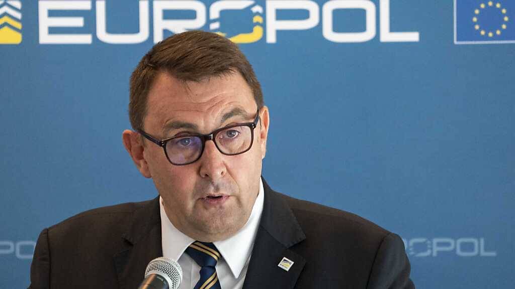 Jean-Philippe Lecouffe, stellvertretender Europol-Direktor, berichtet in Den Haag über den Einsatz gegen das Organisierte Verbrechen. Foto: Jerry Lampen/ANP/dpa