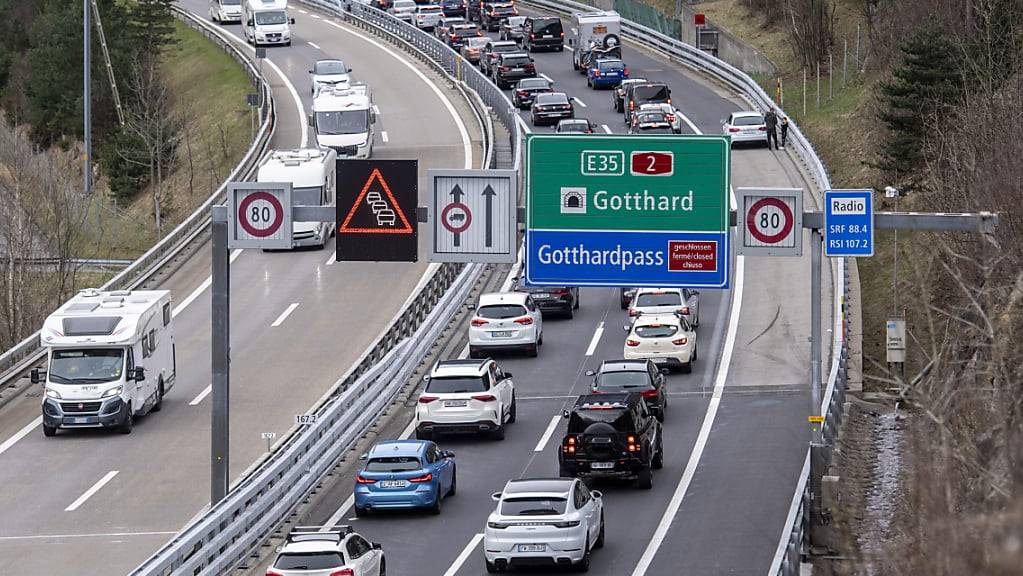 Am Morgen des Auffahrtstags mussten sich Autofahrende vor dem Gotthard-Strassentunnel der A2 die Fahrt in den Süden mit einer Wartezeit von über einer Stunde «verdienen». (Archivbild)