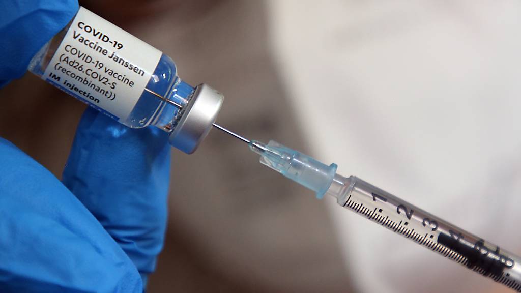 Eine Ärztin zieht eine Spritze mit dem Impfstoff des Herstellers Johnson & Johnson auf.