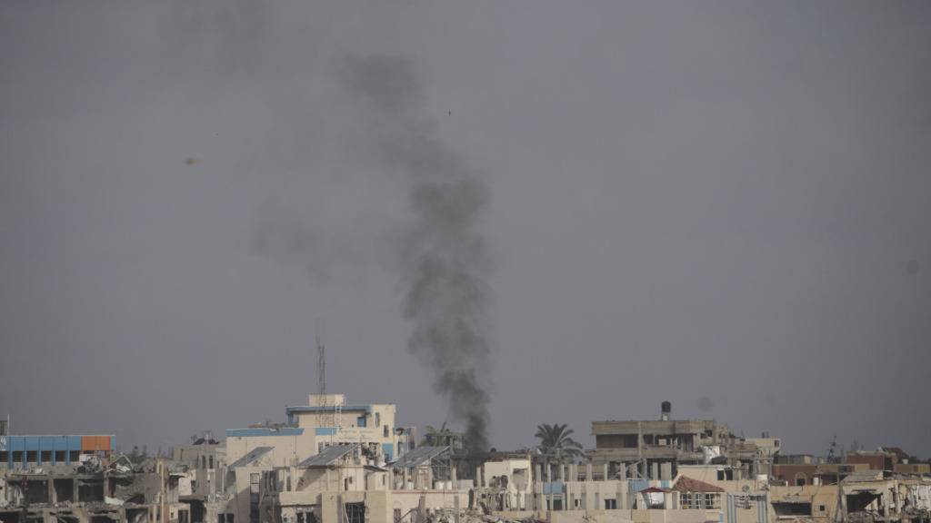 ARCHIV - Nach einem Bombardement der israelischen Armee in Chan Junis, Gaza, steigt Rauch auf, gesehen vom Süden Israels aus am Montag, 19. Mai 2025. Foto: Ohad Zwigenberg/AP/dpa