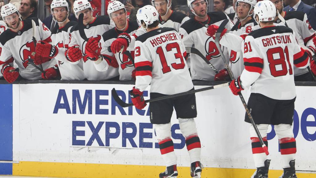 Nico Hischier (Nummer 13) nimmt die Gratulationen der Teamkollegen entgegen