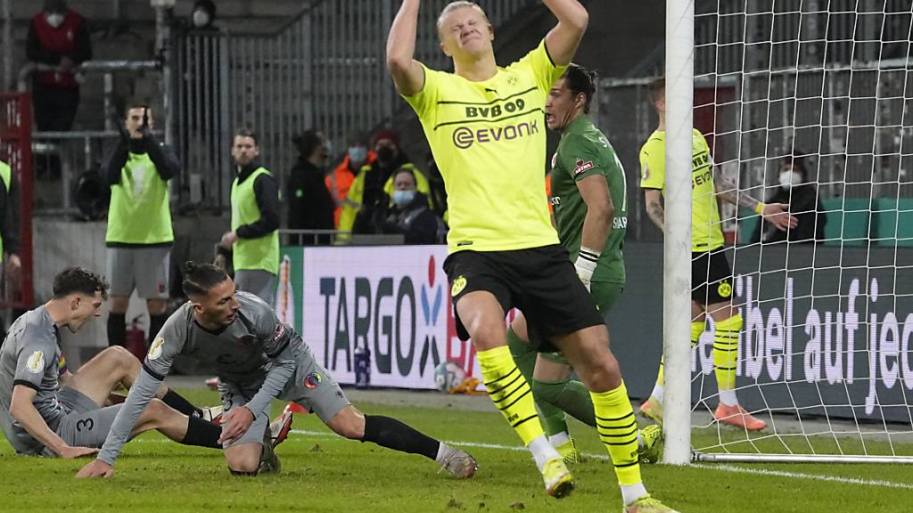 Dortmunds Starstürmer Erling Haaland (rechts) ärgert sich über das Cup-Out gegen St. Pauli