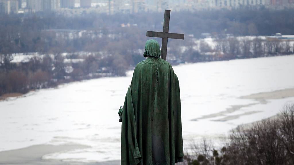 Das Denkmal von Großfürst Wolodymyr dem Großen thront über dem vereisten Fluss Dnipro. Foto: ---/Ukrinform/dpa