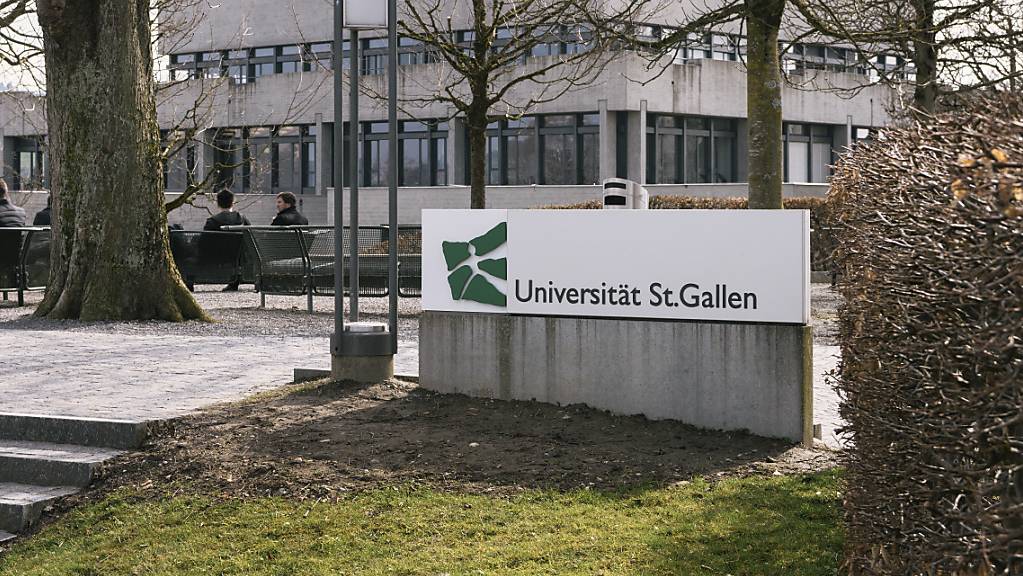 Eine der Freistellungen zweier Professoren an der Universität St. Gallen (HSG) ist verlängert worden.