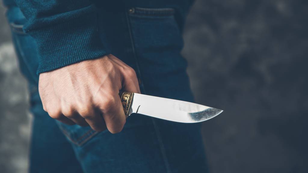 Unbekannter Mann bedroht 17-Jährige am Waldrand mit Messer