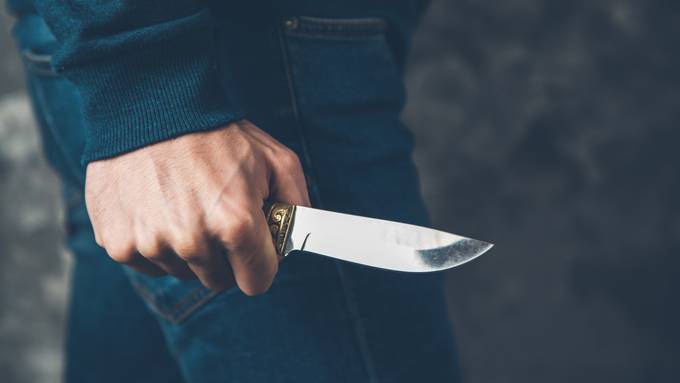 Unbekannter Mann bedroht 17-Jährige am Waldrand mit Messer