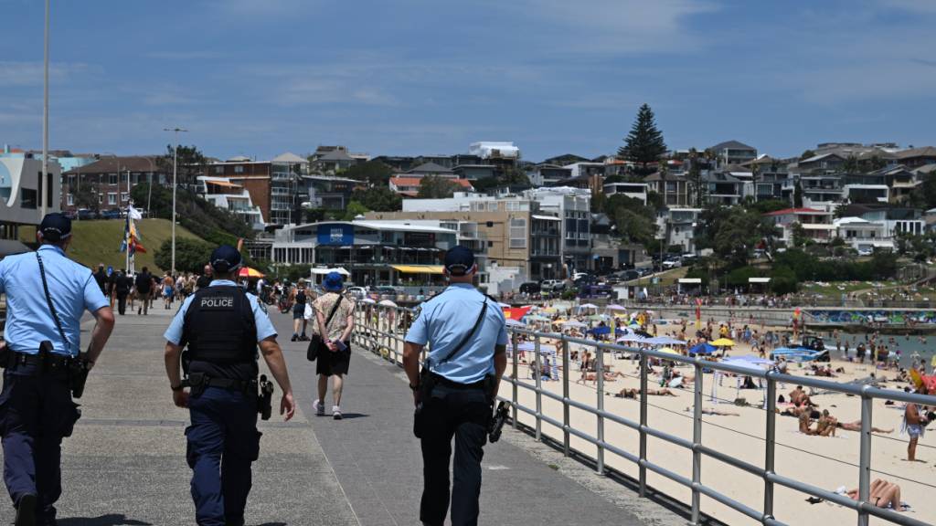 ARCHIV - Eine Woche nach dem Bondi-Terroranschlag   kehren die Menschen am nationalen «Tag des Gedenkens» an den Bondi Beach zurück. Foto: Dean Lewins/AAP/dpa