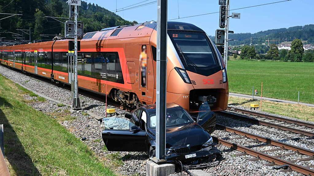 Das total beschädigte Auto nach dem Zusammenprall mit dem Zug. Der 21-jährige Lenker und seine gleichaltrige Mitfahrerin wurden verletzt.