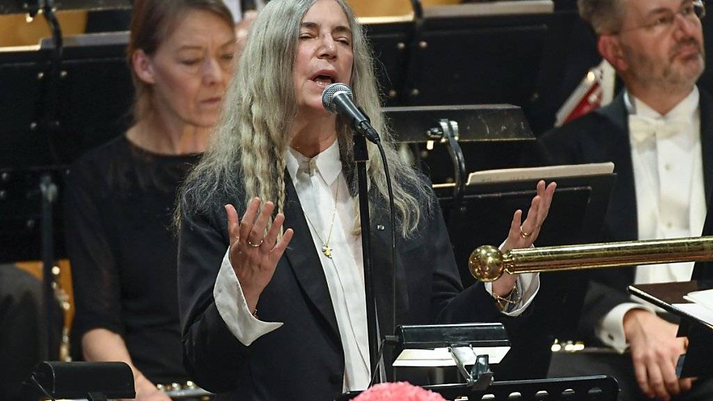 US-Sängerin Patti Smith gibt in Stockholm einen Dylan-Song zum Besten anlässlich der Auszeichnung des Sängers mit dem Nobelpreis.