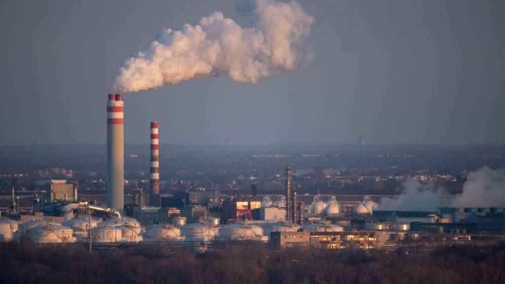 ARCHIV - Blick von einer Plattform des Aussichtsturms Ufo der Brücke des Slowakischen Nationalaufstandes, auf eine Erdölraffinerie der Slovnaft. Foto: Marijan Murat/dpa