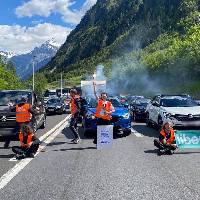 Klima-Aktivisten blockieren Strasse zum Gotthard