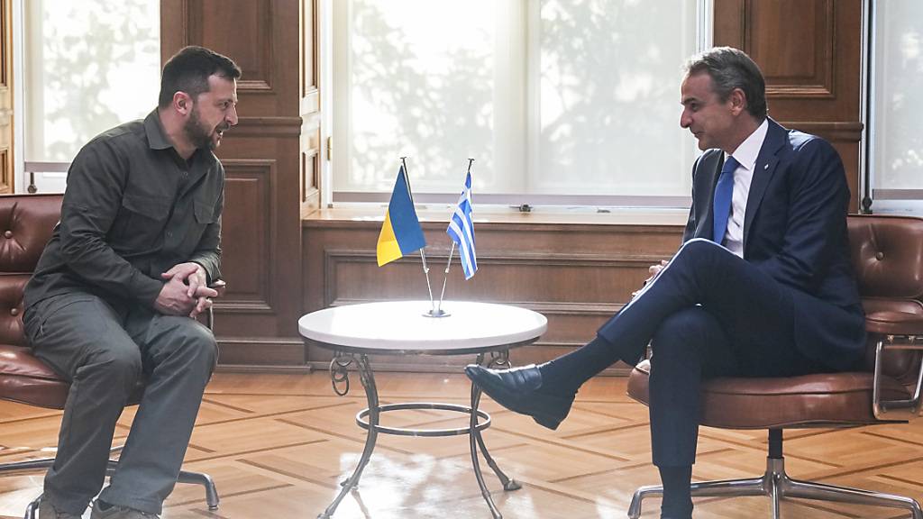 Wolodymyr Selenskyj (l), Präsident der Ukraine, spricht mit Kyriakos Mitsotakis, Ministerpräsident von Griechenland, während ihres Treffens in der Maximos-Villa. Foto: Petros Giannakouris/AP/dpa