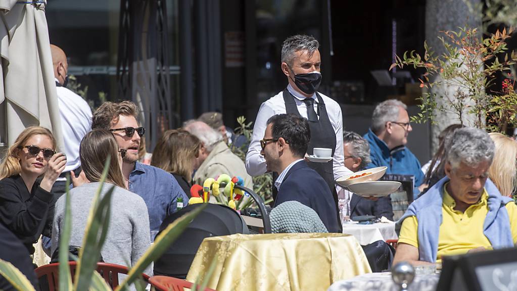Volle Restaurant-Terrassen in Lugano: ein Bild, das sich dank Hoch «Renate» über das Wochenende in der ganzen Schweiz zeigen dürfte. (Archivbild)