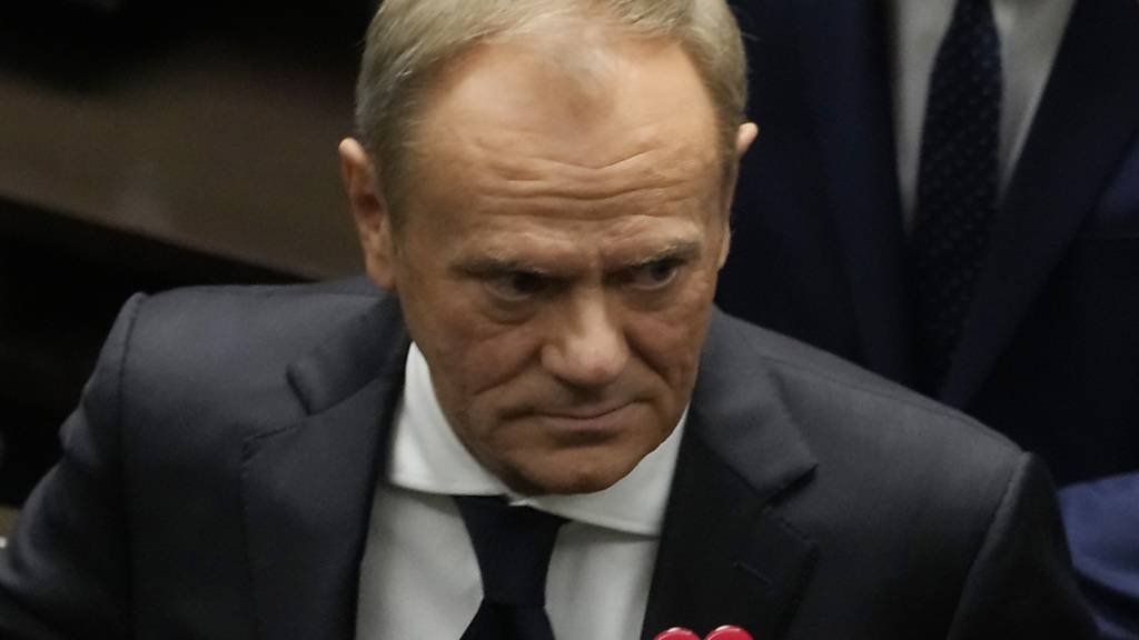 Donald Tusk, Vorsitzender der größten Oppositionspartei PO, nimmt an der ersten Sitzung des polnischen Parlaments teil. Foto: Czarek Sokolowski/AP/dpa
