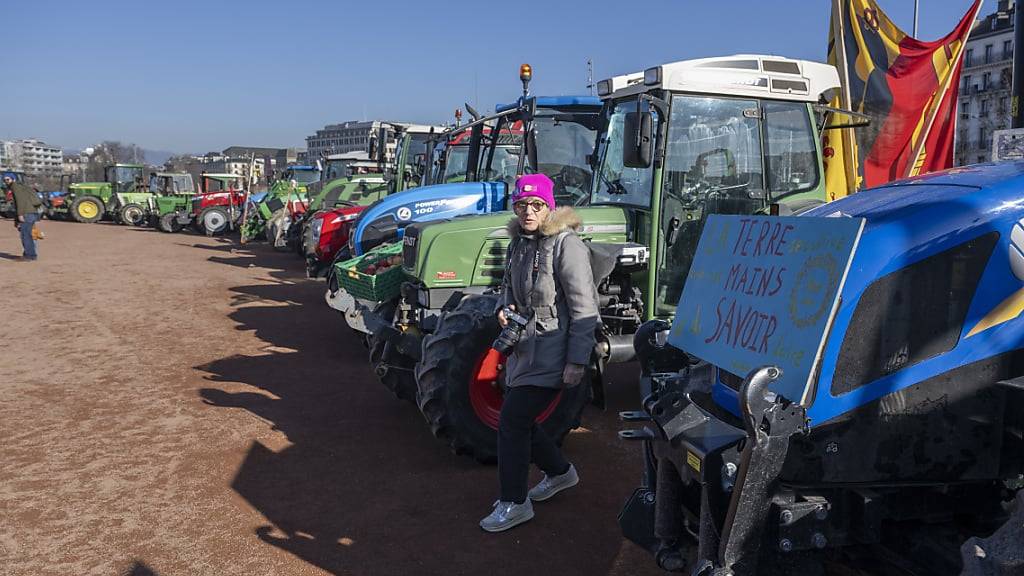 Rund 30 Traktoren haben am Samstag in Genf protestiert.