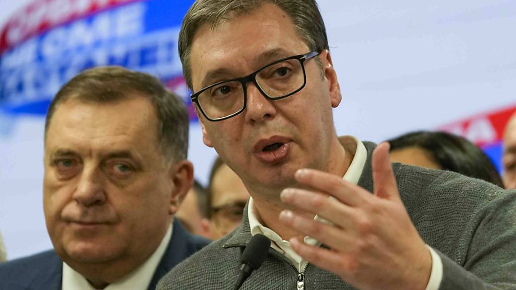 Aleksandar Vucic, Präsident von Serbien, spricht nach den Wahlen zu den Medien in der Zentrale seiner Partei. Foto: Darko Vojinovic/AP