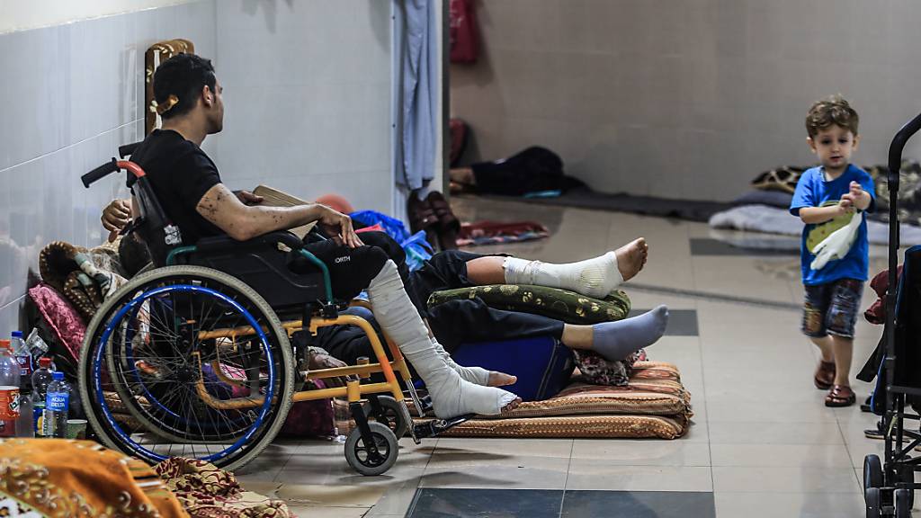 dpatopbilder - Menschen liegen im Nasser-Krankenhaus in Chan Junis im südlichen Gazastreifen auf dem Flur. Foto: Mohammed Talatene/dpa