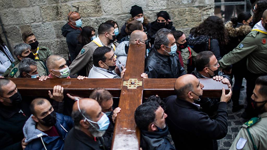 ARCHIV - Karfreitagsprozession entlang der Via Dolorosa: .Kirchenoberhäupter in Jerusalem fordern zu Ostern eine Waffenruhe. Foto: Ilia Yefimovich/dpa