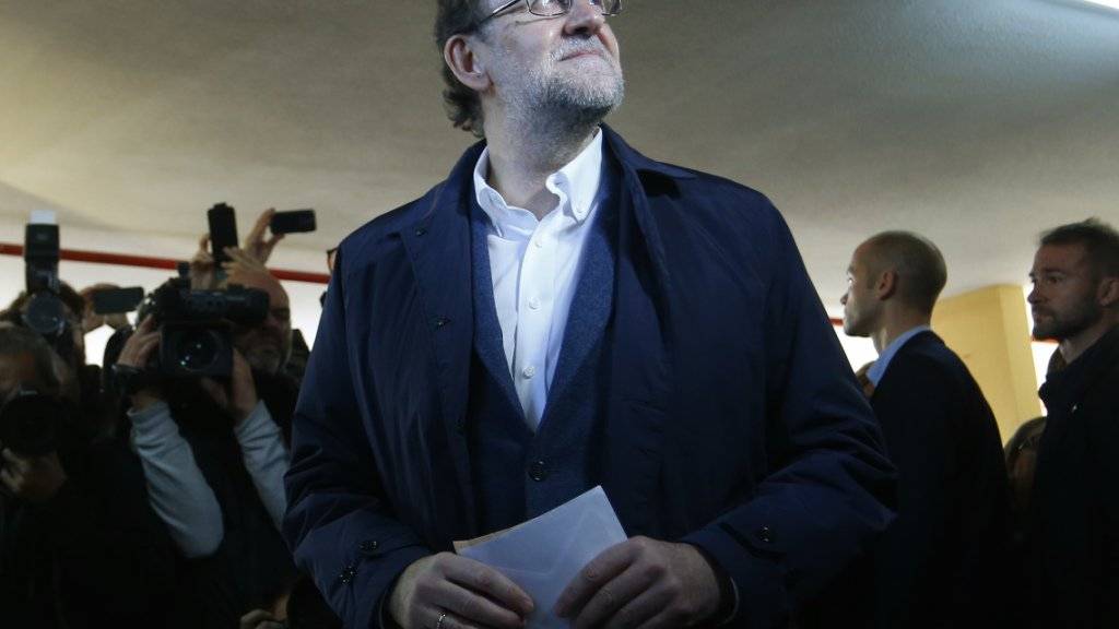Der spanische Ministerpräsident Mariano Rajoy bei der Stimmabgabe noch hoffnungsvoll. Gemäss Nachwahlbefragungen verliert seine Partei PP bei den Parlamentswahlen aber die Mehrheit.