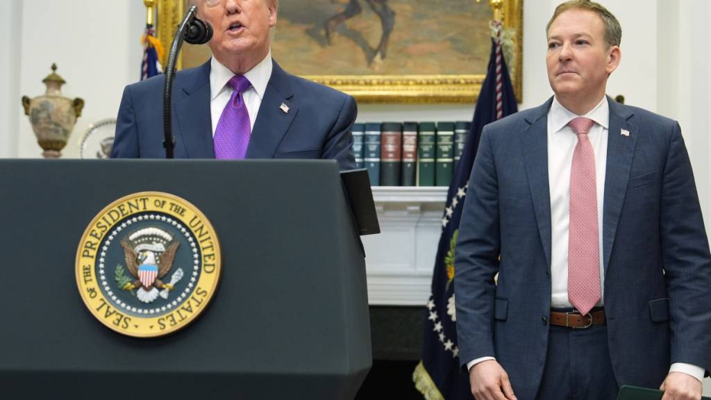 US-Präsident Donald Trump (l) und der Direktor der US-Umweltbehörde (EPA), Lee Zeldin. Foto: Evan Vucci/AP/dpa